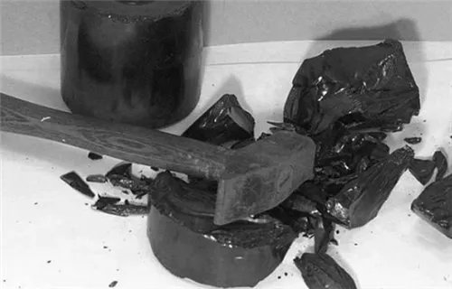 沥青滴漏实验：持续了近百年，熬死了2位教授，目的到底是什么？