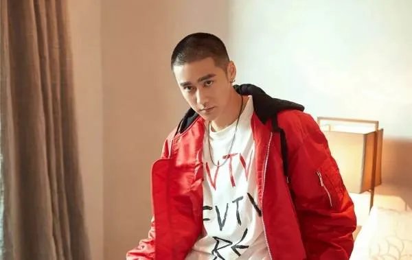 《伪装者》女主王乐君，发微博反对家暴获赞，网友：比蒋梦婕强？