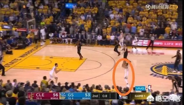 总决赛第一场,上半场库里命中压哨三分,露出了迷之微笑。你怎么看?