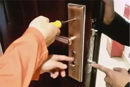 门反锁了怎么开锁要简单一点的方法是什么
