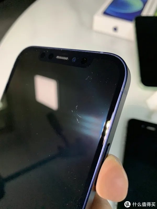 给老爸老妈换个iPhone吧！——iPhone12开箱简评。还把屏幕划伤了！
