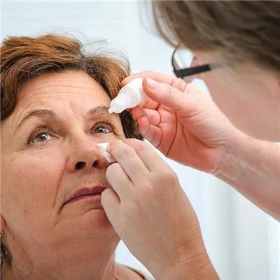 眼睛周围长斑是怎么回事?