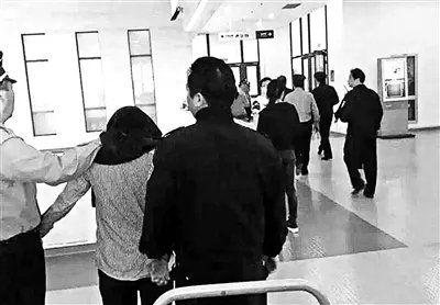 上海警方通报女子写字楼持刀伤人，该女子为何持刀伤人？