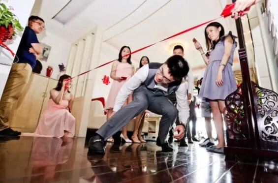 伴娘怎么堵门详细过程 如何把门堵起来新郎进不来