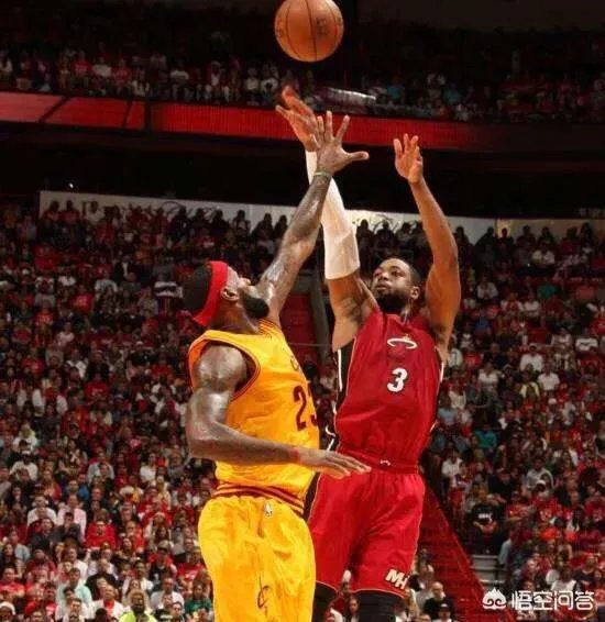 骑士惨败热火，詹姆斯肘击约翰逊下巴，这是输给实力，还是输给友情？