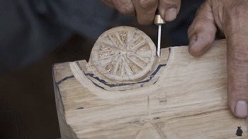 61岁中国大爷火爆外媒！靠“玩”木头炸翻热搜，惹上亿老外看傻眼：简直是宝藏爷爷！