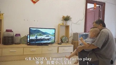 61岁中国大爷火爆外媒！靠“玩”木头炸翻热搜，惹上亿老外看傻眼：简直是宝藏爷爷！