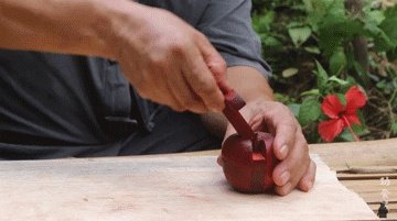 61岁中国大爷火爆外媒！靠“玩”木头炸翻热搜，惹上亿老外看傻眼：简直是宝藏爷爷！