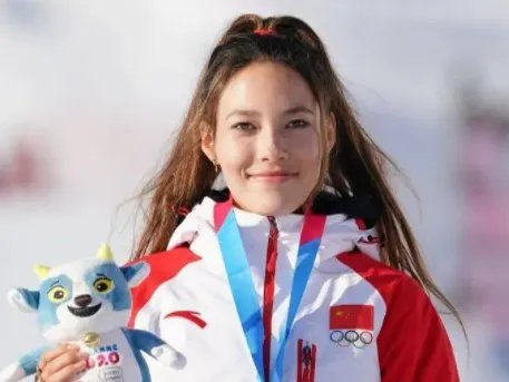 谷爱凌戴着熊猫帽子领金墩墩，她是一个什么样的人？