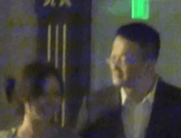 姚笛老公深夜约会疑出轨!女方身材火辣 双方动作暧昧