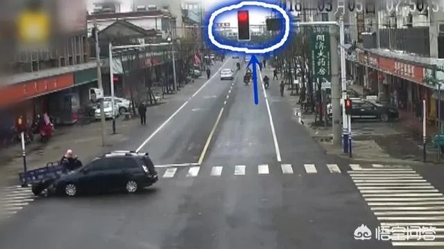 江苏海安一对夫妻先后闯红灯，一个赔钱一个住院，如何看待这种行为？