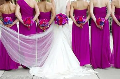 冬季伴娘服装搭配技巧 冬天选择什么样的伴娘服才好看