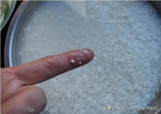 红曲酒应该怎么泡呢？