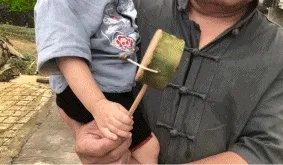 61岁中国大爷火爆外媒！靠“玩”木头炸翻热搜，惹上亿老外看傻眼：简直是宝藏爷爷！