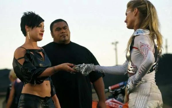 电影《霹雳娇娃》讲述了什么故事？