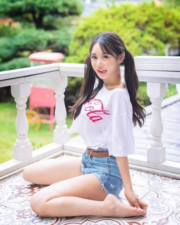 从校花到举牌女郎!前凸后翘韩国模特candyseul美图!