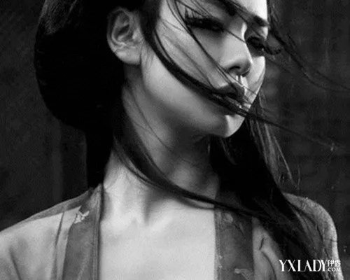 戚薇男人装封面照颠覆清纯裸背秀刺青