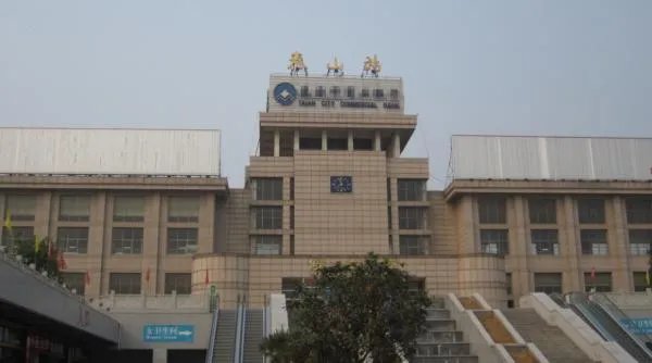 泰安火车站和泰山火车站有什么区别？