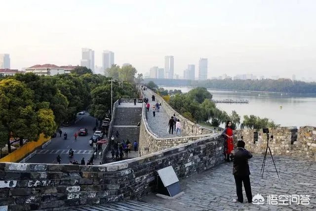 南京鸡鸣寺那里的明城墙收30元门票，你认为值么？