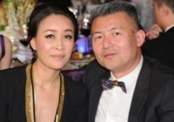 那英与丈夫合照,妻子年过半百仍显年轻,丈夫却像“老头”,你怎么看?