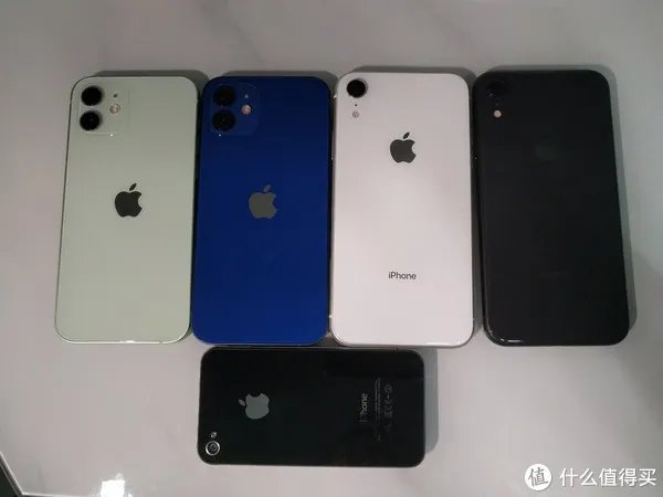 给老爸老妈换个iPhone吧！——iPhone12开箱简评。还把屏幕划伤了！