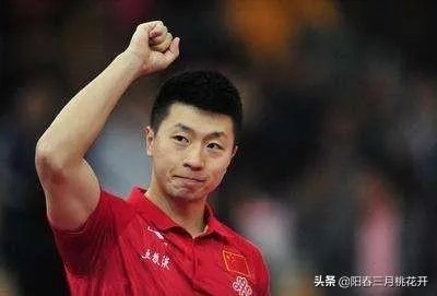 王楚钦冰敷坚持比赛并晋级决赛，3:2淘汰马龙，龙队全程无表情不兴奋，究竟怎么啦？