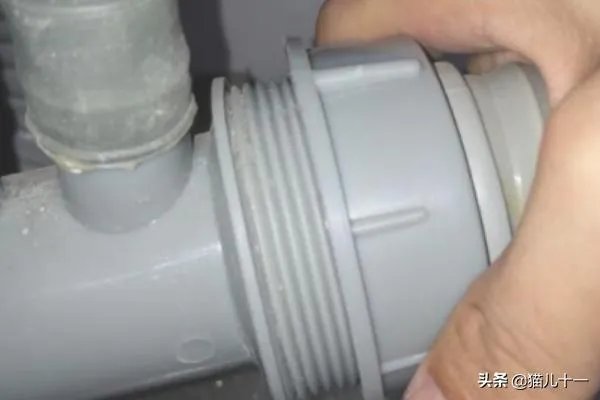 厨房下水管发臭如何更换？