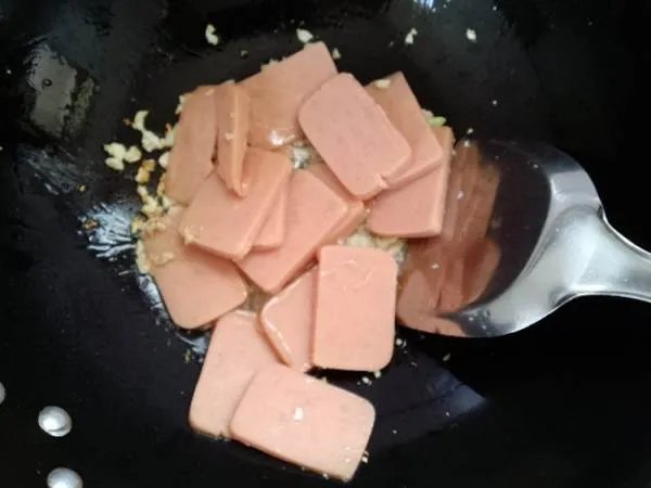 爆炒香肠怎么做好吃，爆炒香肠的家常做法