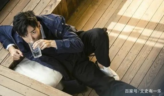 王彦霖和艾佳妮在三亚结婚，伴郎团接亲把新郎扔进水池，这是玩过头了吗？