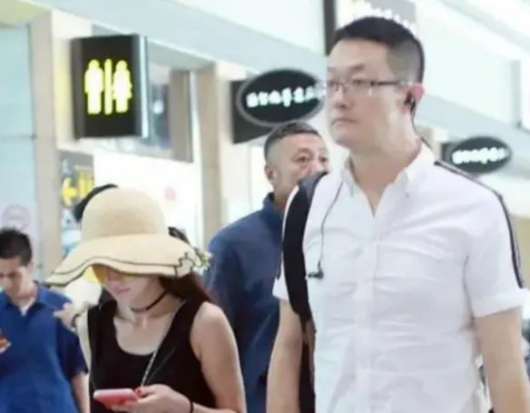 姚笛老公深夜约会疑出轨!女方身材火辣 双方动作暧昧