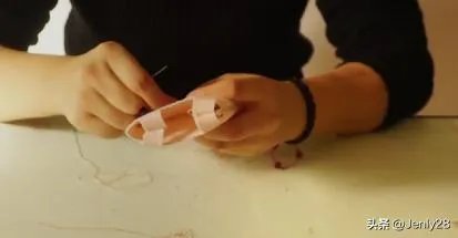 芭比娃娃裙子简单做法？