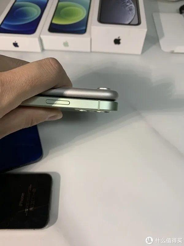 给老爸老妈换个iPhone吧！——iPhone12开箱简评。还把屏幕划伤了！