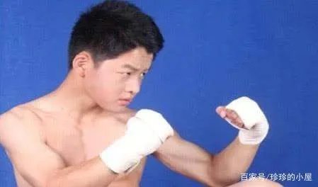 因长相丑被亲妈抛弃，后被周星驰捧红，葛行于如今过得怎样了呢？