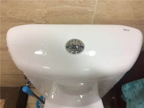 马桶水箱盖怎么打开