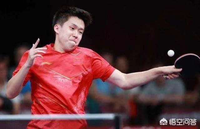 王楚钦冰敷坚持比赛并晋级决赛，3:2淘汰马龙，龙队全程无表情不兴奋，究竟怎么啦？