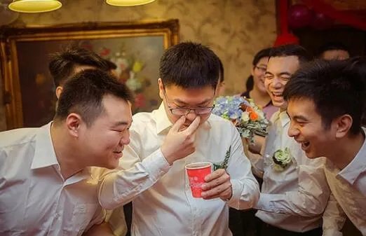 伴娘怎么堵门详细过程 如何把门堵起来新郎进不来