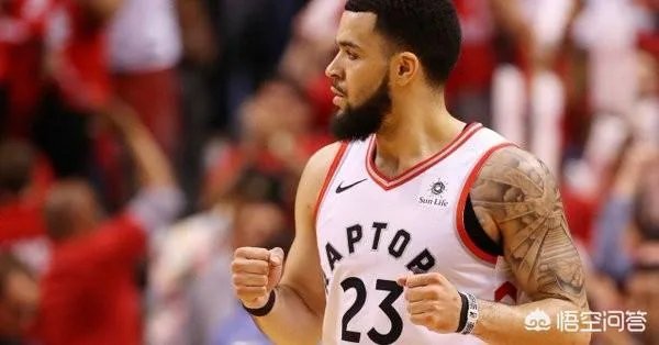 范弗利特摔倒，伦纳德立马跑过去拉他！如何看待范弗利特在猛龙的地位？