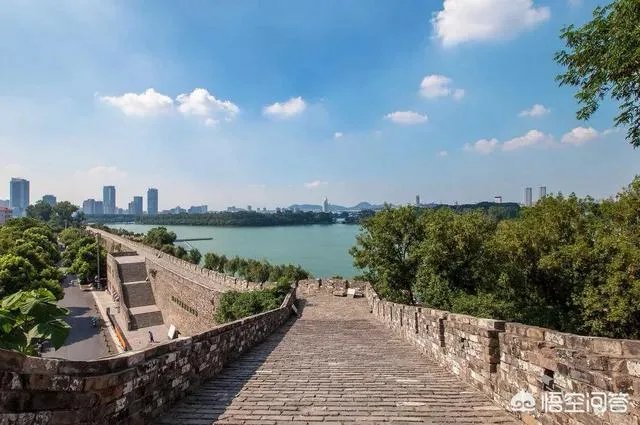 南京鸡鸣寺那里的明城墙收30元门票，你认为值么？