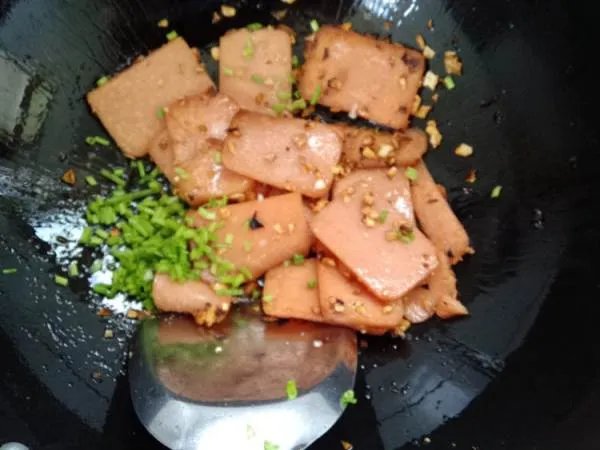 爆炒香肠怎么做好吃，爆炒香肠的家常做法