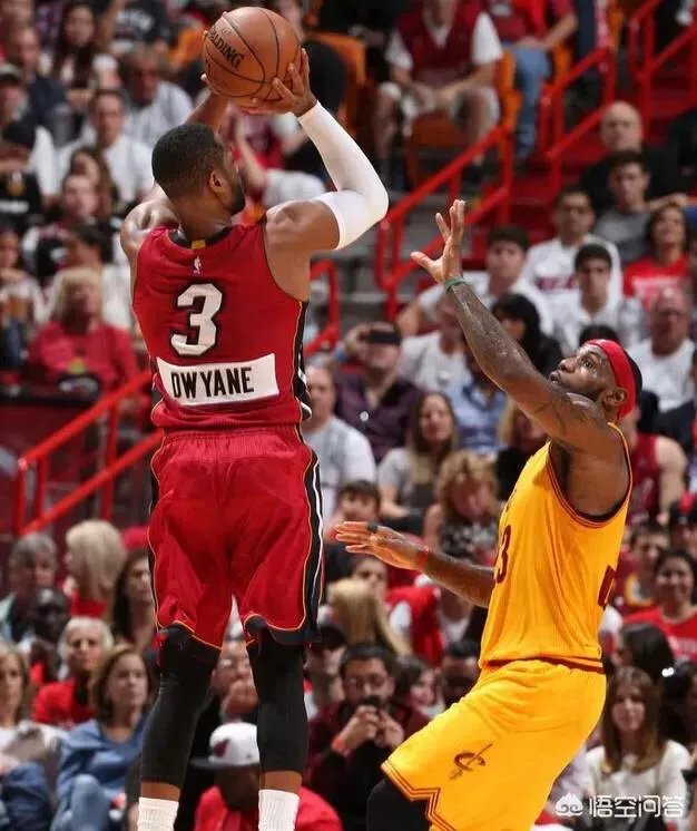 骑士惨败热火，詹姆斯肘击约翰逊下巴，这是输给实力，还是输给友情？