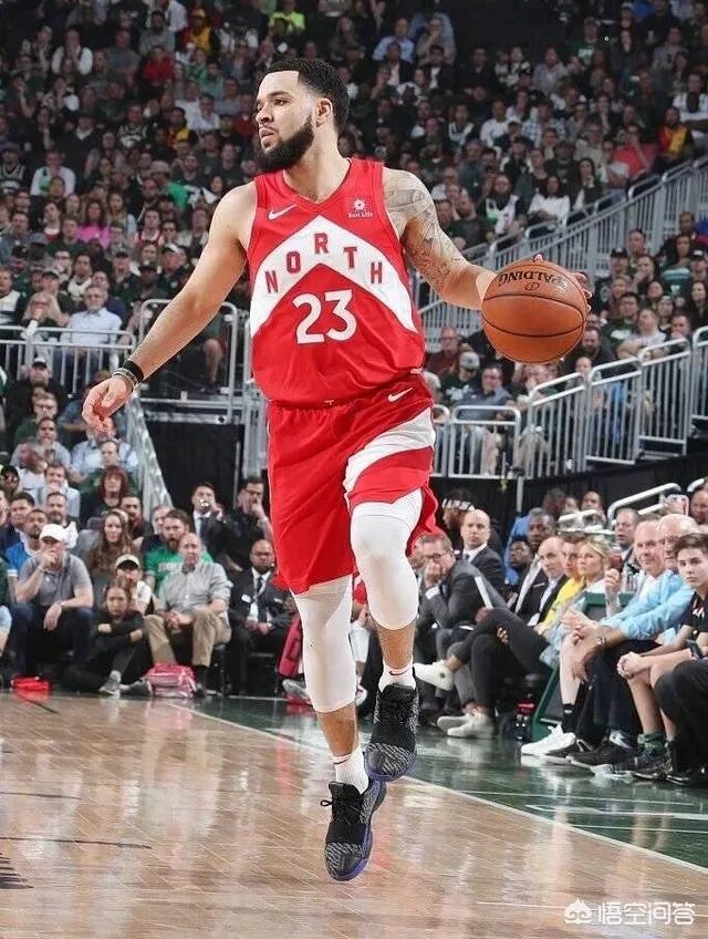 范弗利特摔倒，伦纳德立马跑过去拉他！如何看待范弗利特在猛龙的地位？