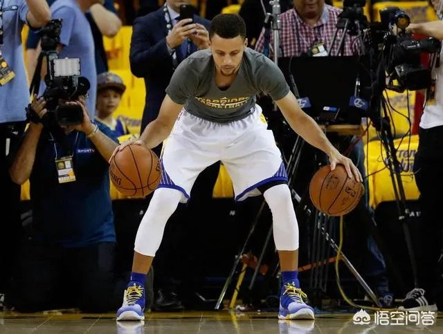 总决赛第一场,上半场库里命中压哨三分,露出了迷之微笑。你怎么看?