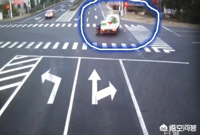 江苏海安一对夫妻先后闯红灯,一个赔钱一个住院,如何看待这种行为?