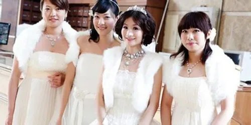冬季伴娘服装搭配技巧 冬天选择什么样的伴娘服才好看