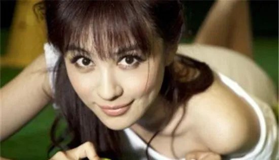 李菲儿裙子滑落走光 胸前的乳贴露出太尴尬