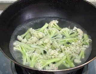 十分钟完成的小炒家常菜---小炒菜花