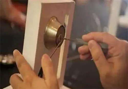 门反锁了怎么开锁要简单一点的方法是什么