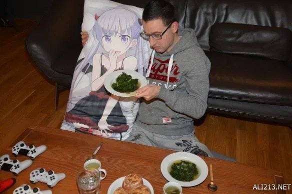 世界第一死宅萝莉早餐毁三观 众多美少女都被舔遍！