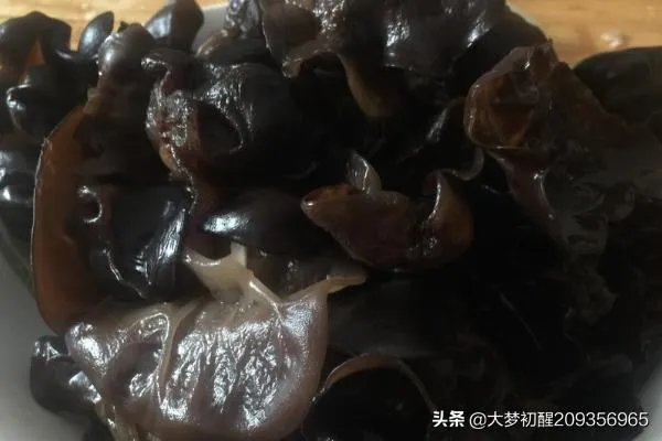 木耳炒鸡蛋怎么做？