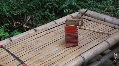 61岁中国大爷火爆外媒！靠“玩”木头炸翻热搜，惹上亿老外看傻眼：简直是宝藏爷爷！